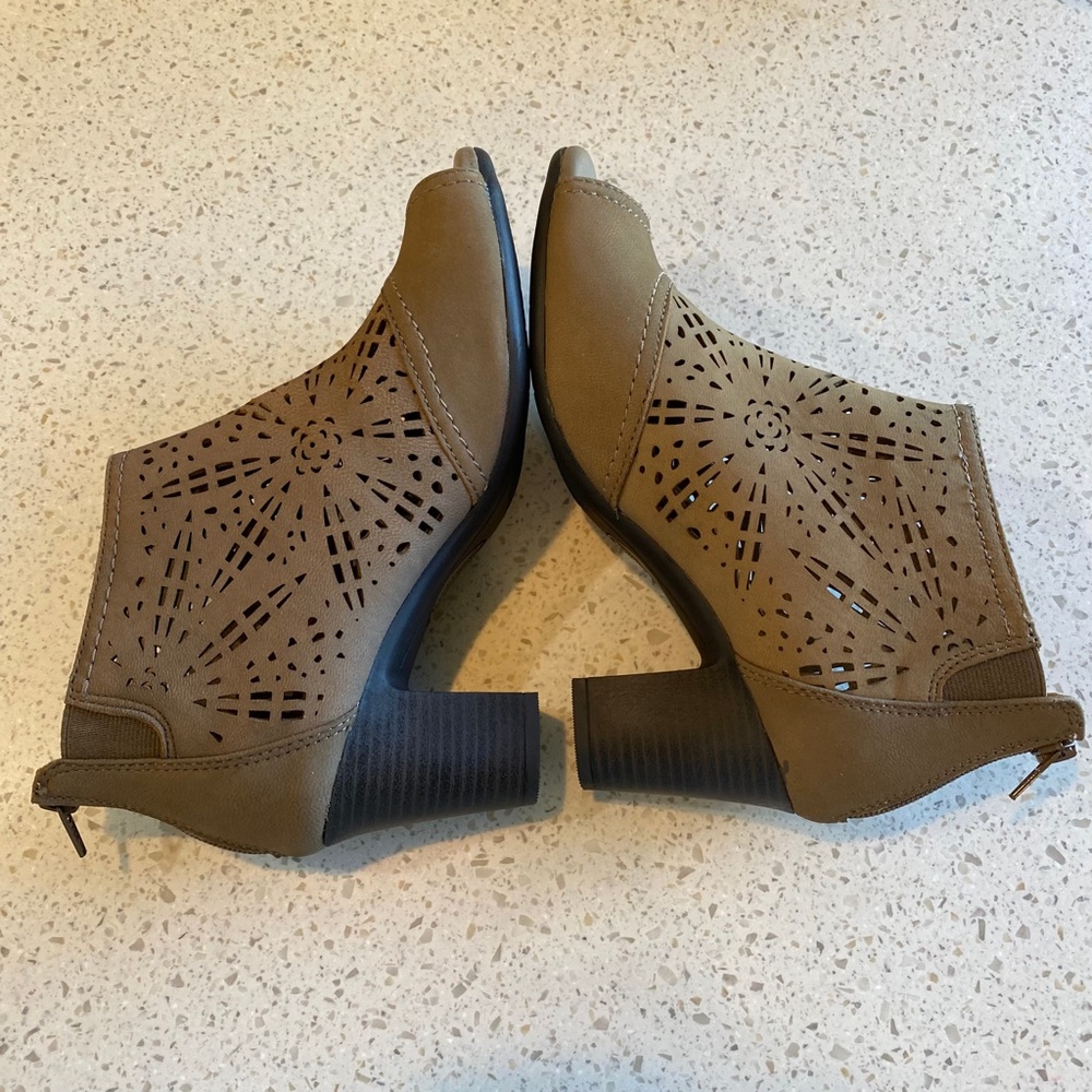 Dress boot by Earth Origins, 9M